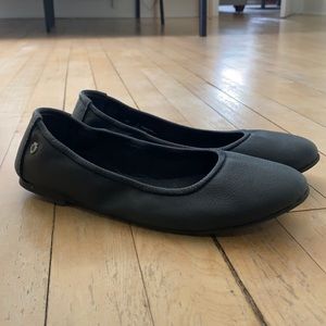 Black Minnetonka flats